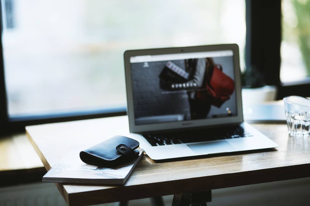 牛本革の財布とパソコン